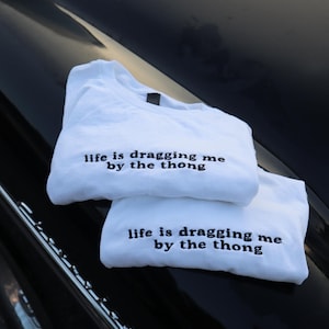 Geborduurd Life is Dragging Me By The Baby-T-shirt, lange crop tops