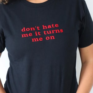 Geborduurd Don't Hate Me It Turns Me The Baby T-shirt, lange crop tops