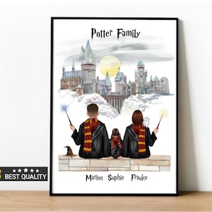 Puede incluir: Impresión enmarcada que presenta a una familia con varitas, capas y bufandas, sobre un fondo de castillo de acuarela. Se muestran las palabras "Potter Family" y nombres. Una insignia de la mejor calidad está en la esquina.