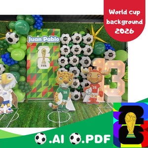 以下が含まれることがあります： 緑、青、白の風船、サッカーボールの装飾、キャラクターの切り抜きを使った、お祝いのサッカーをテーマにしたディスプレイです。「World cup background 2026」というテキストと「Juan Pablo」という名前が背景に表示されています。