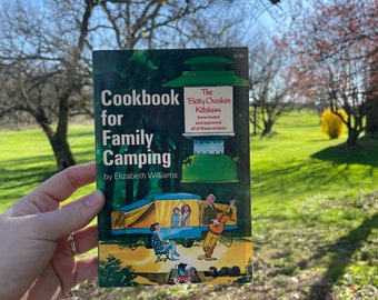 Livre de cuisine des années 40 pour le camping familial par Elizabeth Williams, approbation des cuisines Betty Crocker, livre de cuisine vintage, en bon état.