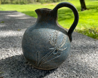 Kleiner Milchkännchen aus Keramik | Handgefertigte geschnitzte Keramik aus Steinzeug | North Carolina Pottery signiert und in gutem Zustand ohne Chips.