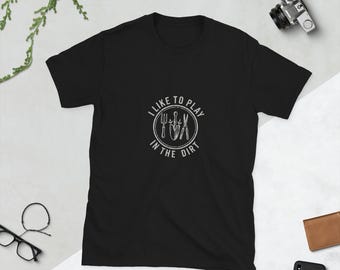 ダートで遊ぶのが好き Tシャツ - ガーデンユニセックスTシャツ