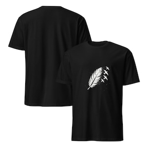 以下が含まれることがあります： 黒いTシャツが2枚。1枚は白い羽根と鳥の模様、もう1枚は何もデザインがありません