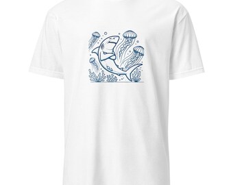 Könnte beinhalten: Weißes T-Shirt mit einer blauen Linienzeichnung eines Hais, der mit Quallen und Korallen schwimmt.