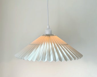 Hanging, pendant light with pleated lamp shade