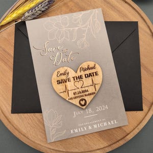 Hartvormige save the date-magneet, houten magneet, bloemen trouwkaart en koelkastmagneet, gratis envelop, moderne save the date, unieke bruiloft