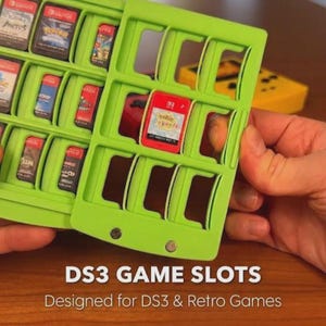 Op de afbeelding: Een felgroene DS3-game-sleufhouder, ontworpen voor DS3- en retro games. De houder is gevuld met game cartridges. De tekst "DS3 GAME SLOTS" en "Designed for DS3 & Retro Games" is zichtbaar onderaan de afbeelding.
