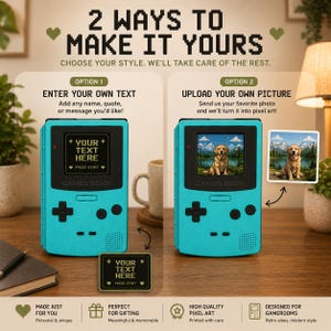 Op de afbeelding: Een turquoise pixel art-stijl apparaat met een zwart scherm, met een kruisvormig directioneel pad en ronde knoppen. Het scherm toont aangepaste tekst of een foto. De tekst "GAMES BOOK" is zichtbaar. Het apparaat is ontworpen voor gamekamers.