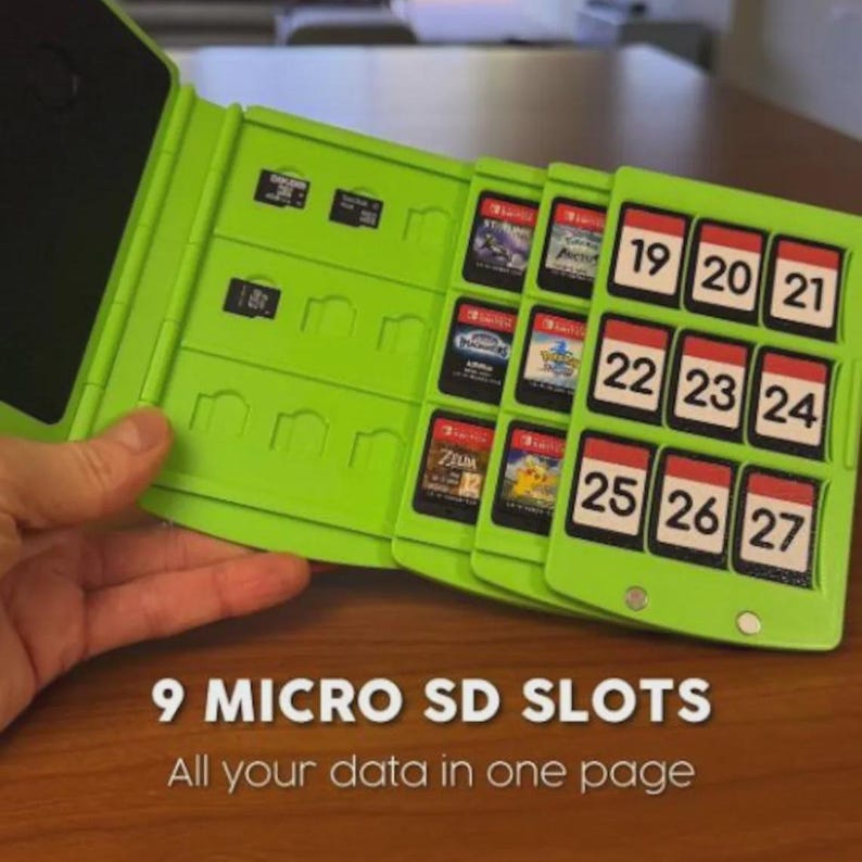 Op de afbeelding: Een felgroene game cartridge houder met sleuven voor micro SD-kaarten en game cartridges. De houder heeft een uitklapbaar ontwerp met genummerde compartimenten. De tekst "9 MICRO SD SLOTS" en "All your data in one page" is zichtbaar.
