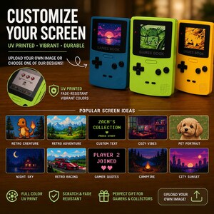 Op de afbeelding: Afbeelding van drie draagbare gameconsoles in blauw, groen en geel. Elke console heeft een scherm met pixelachtige graphics. De tekst "CUSTOMIZE YOUR SCREEN" en "GAMES BOOK" zijn zichtbaar. Hieronder staan populaire schermidee&euml;n.