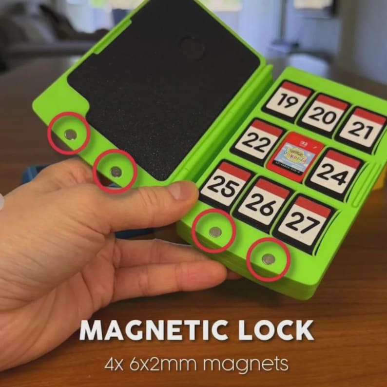 Op de afbeelding: Een felgroene magnetische slotpuzzel met een zwart interieur en genummerde kalenderkleppen. De tekst "MAGNETIC LOCK" en "4x 6x2mm magnets" worden weergegeven. De puzzel wordt in een hand gehouden.