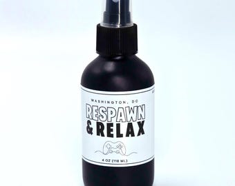 Spray de ambiente Respawn and Relax: bruma inspirada en los gamers con pimienta rosa, ciruela y rosa negra, ideal para relajarse y revitalizar el hogar.
