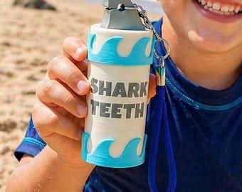 Gepersonaliseerde haaientandhouder met koord | Beachcomber Fossil Keeper | Oceaancadeau voor strandliefhebbers
