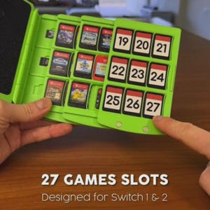 Op de afbeelding: Een lichtgroene game cartridgehouder met sleuven voor 27 games, ontworpen voor Switch 1 & 2. De houder heeft een kalenderachtig ontwerp met genummerde sleuven. Sommige game cartridges zijn zichtbaar.