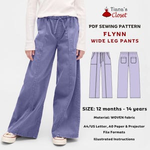 Op de afbeelding: Een wijde broek in periwinkelblauw met een elastische tailleband en trekkoord. Het ontwerp omvat voorzakken en een relaxte pasvorm. De afbeelding toont ook een PDF-naaipatroon voor de "Flynn Wide Leg Pants", geschikt voor maten van 12 maanden tot 14 jaar.