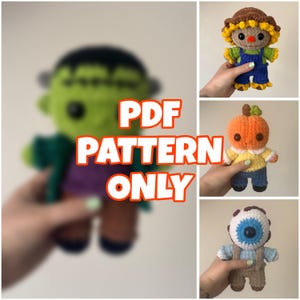 Könnte beinhalten: Eine Sammlung von vier Häkelpuppen, bestehend aus einem grünen Monster, einer Vogelscheuche mit braunem Hut, einer orangefarbenen Kürbisfigur und einem weißen Augapfel-Wesen. Der Text PDF PATTERN ONLY ist überlagert und weist auf digitale Anleitungen hin.
