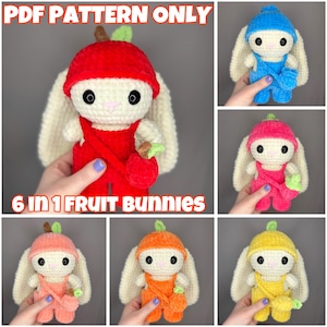 Könnte beinhalten: Sechs Häkelmuster für Obsthasen werden gezeigt. Jeder Hase trägt ein anderes Outfit mit Obstmotiven, darunter ein roter Apfel, eine blaue Blaubeere, eine rosa Erdbeere, eine orangefarbene Karotte, eine gelbe Zitrone und ein Pfirsich. Der Text "PDF PATTERN ONLY" und "6 IN 1 FRUIT BUNNIES" ist im Bild enthalten.