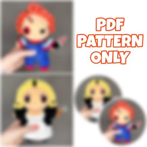 Może przedstawiać: Obraz wzoru PDF przedstawiający lalkę Chucky i lalkę Tiffany Valentine. Lalka Chucky ma na sobie niebieskie ogrodniczki i rude włosy. Lalka Tiffany ma blond włosy i białą sukienkę. Wyświetlany jest tekst "PDF PATTERN ONLY".