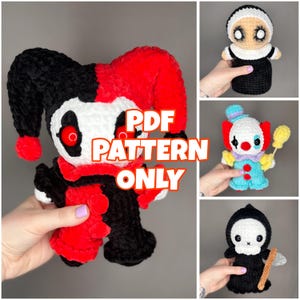 Puede incluir: Una colección de muñecos de ganchillo, que incluye un bufón, una monja, un payaso y la muerte. El muñeco del bufón es rojo, negro y blanco, con el texto "PDF PATTERN ONLY". Los otros muñecos son de varios colores.