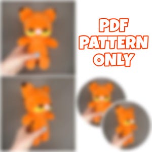 Puede incluir: Oso de ganchillo naranja con detalles amarillos. La imagen incluye el texto "PDF PATTERN ONLY". El oso tiene un diseño sencillo con brazos y orejas pequeños. La imagen muestra el oso en múltiples vistas.