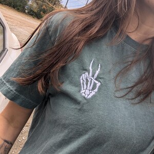Geborduurd T-shirt skelet vredesteken