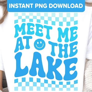 Meet Me At The Lake PNG Design - T-shirt con citazione retrò blu alla moda per le vacanze estive, barca sul lago, campeggio, trasferimento a sublimazione, design per maglietta PNG