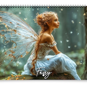 Peut inclure: Une fée aux ailes délicates est assise sur un rocher dans un décor de forêt. Elle porte une robe blanche et a de longs cheveux blonds. Le mot "Fée" est écrit en noir sur l'image.
