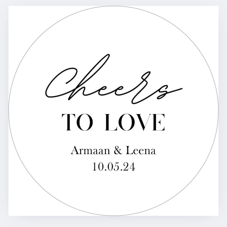 K&ouml;nnte beinhalten: Ein wei&szlig;es, kreisf&ouml;rmiges Design mit den Worten "Cheers TO LOVE" in schwarzer Schrift und Blockbuchstaben. Darunter stehen die Namen "Armaan & Leena" und das Datum "10.05.24" in einer einfachen Schriftart.