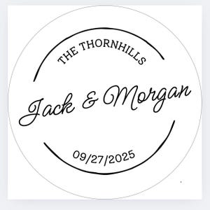 K&ouml;nnte beinhalten: Ein wei&szlig;er runder Aufkleber mit schwarzem Text. Der Text lautet "THE THORNHILLS" in einer gebogenen Schriftart oben, "Jack & Morgan" in Kursivschrift und "09/27/2025" unten. Das Design ist schlicht und elegant.