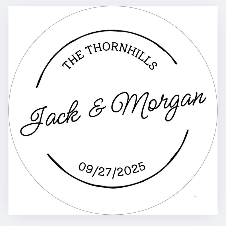 K&ouml;nnte beinhalten: Ein wei&szlig;er runder Aufkleber mit schwarzem Text. Der Text lautet "THE THORNHILLS" in einer gebogenen Schriftart oben, "Jack & Morgan" in Kursivschrift und "09/27/2025" unten. Das Design ist schlicht und elegant.