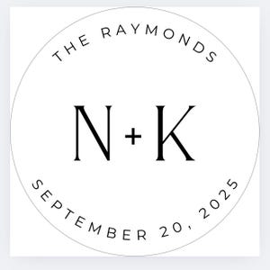 K&ouml;nnte beinhalten: Ein wei&szlig;er runder Aufkleber mit schwarzem Text. Der Text lautet "THE RAYMONDS" am oberen Rand, "SEPTEMBER 20, 2025" am unteren Rand und "N + K" in der Mitte.