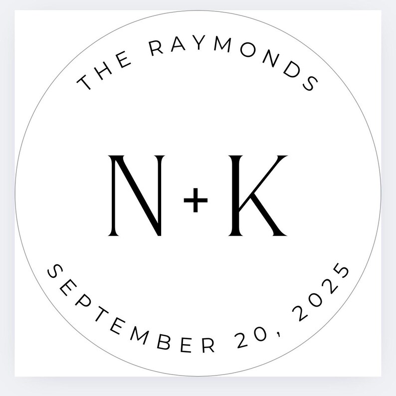 K&ouml;nnte beinhalten: Ein wei&szlig;er runder Aufkleber mit schwarzem Text. Der Text lautet "THE RAYMONDS" am oberen Rand, "SEPTEMBER 20, 2025" am unteren Rand und "N + K" in der Mitte.