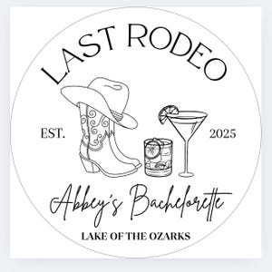 K&ouml;nnte beinhalten: Ein kreisf&ouml;rmiges Design mit dem Text "LAST RODEO" und "Abbey's Bachelorette LAKE OF THE OZARKS". Das Design umfasst einen Cowboyhut, Cowboystiefel, ein Cocktailglas und ein Whiskeyglas. Das Jahr "2025" ist ebenfalls enthalten.