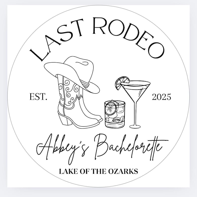 K&ouml;nnte beinhalten: Ein kreisf&ouml;rmiges Design mit dem Text "LAST RODEO" und "Abbey's Bachelorette LAKE OF THE OZARKS". Das Design umfasst einen Cowboyhut, Cowboystiefel, ein Cocktailglas und ein Whiskeyglas. Das Jahr "2025" ist ebenfalls enthalten.
