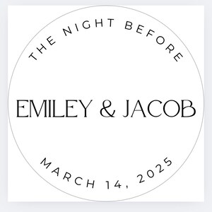 K&ouml;nnte beinhalten: Ein kreisf&ouml;rmiges Design mit dem Text "THE NIGHT BEFORE" oben. Die Namen "EMILY & JACOB" sind zentriert, mit "MARCH 14, 2025" unten. Das Design ist in Schwarz und Wei&szlig; gehalten.