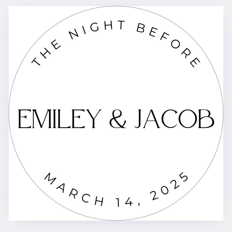 K&ouml;nnte beinhalten: Ein kreisf&ouml;rmiges Design mit dem Text "THE NIGHT BEFORE" oben. Die Namen "EMILY & JACOB" sind zentriert, mit "MARCH 14, 2025" unten. Das Design ist in Schwarz und Wei&szlig; gehalten.