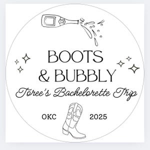 K&ouml;nnte beinhalten: Ein kreisf&ouml;rmiges Design mit den Worten "BOOTS & BUBBLY" und "Toree's Bachelorette Trip" in eleganter Schrift. Das Design enth&auml;lt eine Champagnerflasche, einen Cowboy-Stiefel und den Text "OKC 2025".