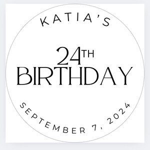 K&ouml;nnte beinhalten: Ein wei&szlig;es, kreisf&ouml;rmiges Design mit schwarzem Text, der "KATIA'S 24TH BIRTHDAY SEPTEMBER 7, 2024" lautet. Das Design ist schlicht und elegant, passend f&uuml;r eine Geburtstagsfeier.