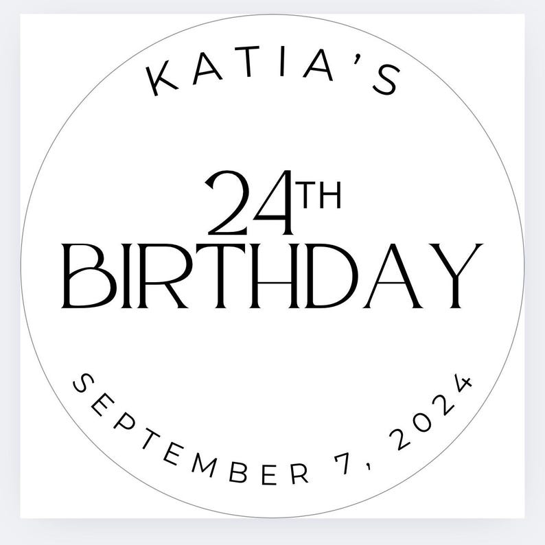 K&ouml;nnte beinhalten: Ein wei&szlig;es, kreisf&ouml;rmiges Design mit schwarzem Text, der "KATIA'S 24TH BIRTHDAY SEPTEMBER 7, 2024" lautet. Das Design ist schlicht und elegant, passend f&uuml;r eine Geburtstagsfeier.