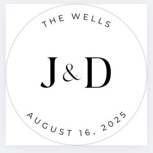 K&ouml;nnte beinhalten: Ein wei&szlig;es, kreisf&ouml;rmiges Design mit dem Text "THE WELLS" oben und "J & D" in gro&szlig;en schwarzen Buchstaben in der Mitte. Das Datum "AUGUST 16, 2025" befindet sich unten, alles innerhalb eines d&uuml;nnen grauen Kreises.