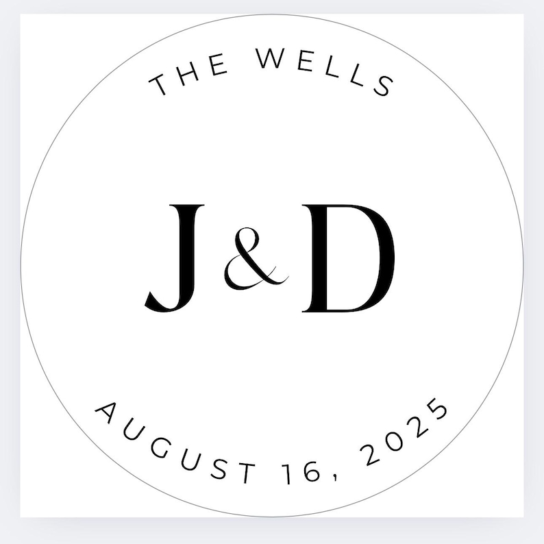 K&ouml;nnte beinhalten: Ein wei&szlig;es, kreisf&ouml;rmiges Design mit dem Text "THE WELLS" oben und "J & D" in gro&szlig;en schwarzen Buchstaben in der Mitte. Das Datum "AUGUST 16, 2025" befindet sich unten, alles innerhalb eines d&uuml;nnen grauen Kreises.