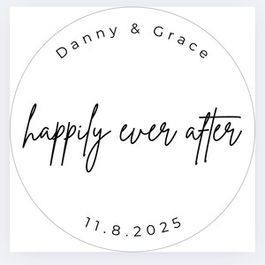 K&ouml;nnte beinhalten: Ein wei&szlig;es, kreisf&ouml;rmiges Design mit den Worten "Danny & Grace" oben und "happily ever after" in Schreibschrift in der Mitte. Das Datum "11.8.2025" steht unten. Der Text ist schwarz.