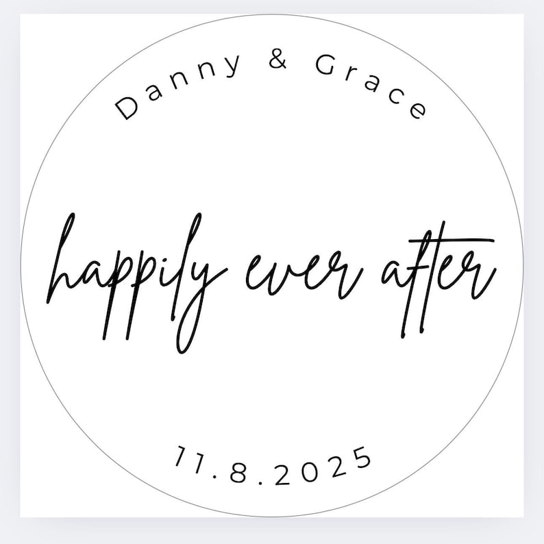 K&ouml;nnte beinhalten: Ein wei&szlig;es, kreisf&ouml;rmiges Design mit den Worten "Danny & Grace" oben und "happily ever after" in Schreibschrift in der Mitte. Das Datum "11.8.2025" steht unten. Der Text ist schwarz.