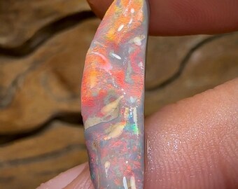 7,3 cts - Top Lightning Ridge Dark Opal Rub con fuego rojo