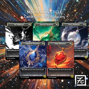 Könnte beinhalten: Fünf Magic: The Gathering Karten, die einen Zyklus von Artefakten namens "Medaillons" darstellen. Jede Karte zeigt einen Edelstein in einer anderen Farbe an einer goldenen Kette, mit einer Schwarzweißkarte, einer grünen Karte, einer blauen Karte, einer roten Karte und einer weißen Karte.