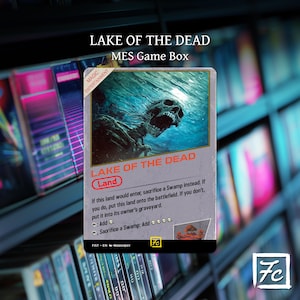 Könnte beinhalten: Eine Spielkarte mit dem Titel "LAKE OF THE DEAD" mit einer Unterwasser-Schädel-Illustration. Die Karte ist mit "Land" beschriftet und enthält Spielanweisungen. Der Text "MES Game Box" ist ebenfalls vorhanden. Der Hintergrund zeigt ein Regal mit Spielboxen.