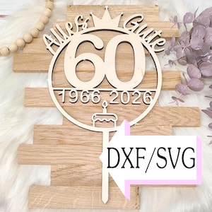 Könnte beinhalten: Ein hölzerner 60. Geburtstag-Kuchenaufsatz mit den Worten "Alles Gute" und einer Krone. Die Zahlen "60" stehen in der Mitte, darunter "1966 2026". Der Aufsatz enthält eine Kerze und den Text "DXF/SVG".