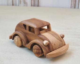 Coche Escarabajo de teca: Decoración rústica de madera reciclada