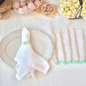 Serviettenringe Set von 6 - handgemachte häkeln Mini Rose, grüne Serviettenringe Halter, Hochzeit Tischdekoration, Geschenke für Mama, Housewarminggeschenke